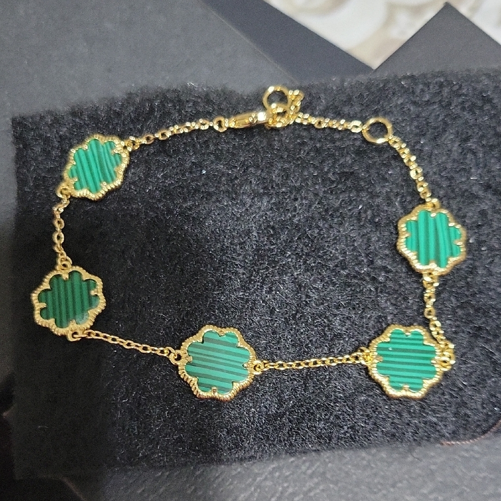 Elegant Gold and Green Clover Bracelet